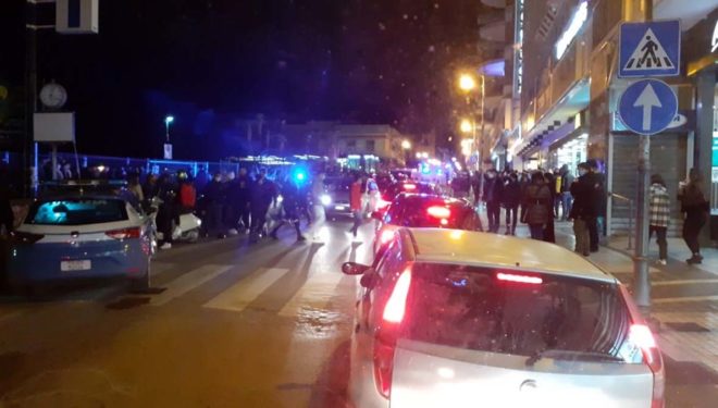 Coltelli e sangue in centro: Formia sotto shock per la morte di Romeo. Il messaggio dell’Arcivescovo