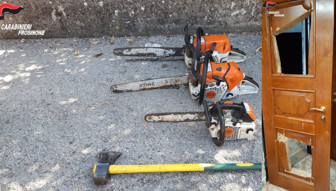Tre motoseghe e un’ascia per sfondare la porta di casa: 32enne fuori controllo arrestato dai Carabinieri