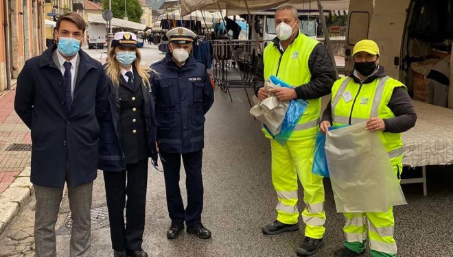 SORA – Consegnate buste differenziata agli ambulanti. Di Stefano: «Basta rifiuti per terra!»