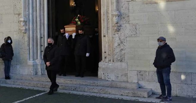 Sora saluta il “King”. I funerali di Umberto Geremia