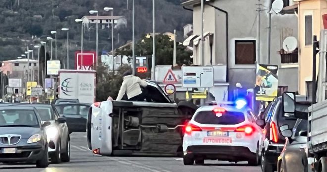Sora: auto si ribalta in via Barca San Domenico