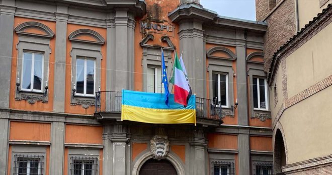 Sora: bandiera ucraina esposta all’esterno del Comune. Di Stefano: «Vicini ai 65 ucraini sorani»