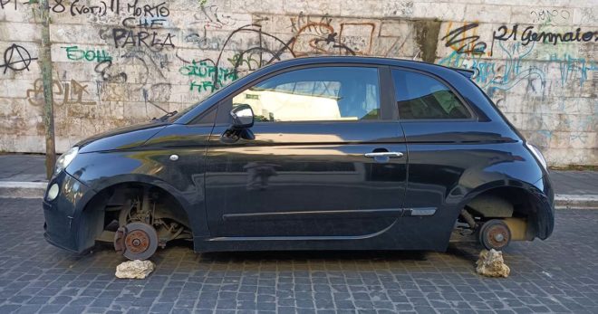 Sora: rubate tutte e quattro le ruote a una 500 in pieno centro storico