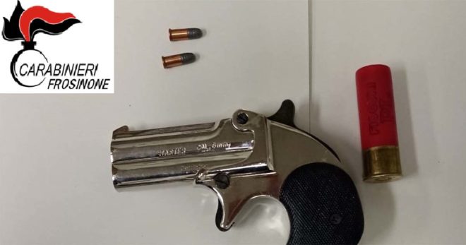 Pistola in auto: i Carabinieri arrestano due uomini