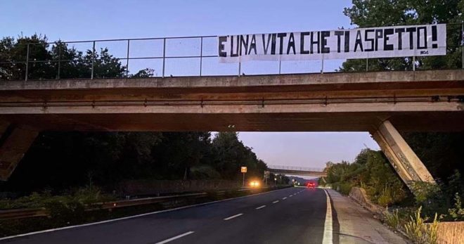 «È una vita che ti aspetto!». Striscione d’amore sulla Sora-Ferentino