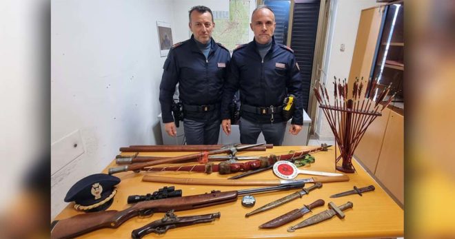 Carabina, arco, pugnali, baionette, spade e lance medioevali in casa: 58enne nei guai