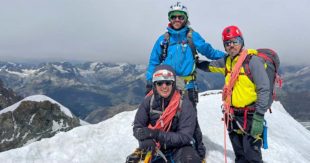 La bandiera del CAI Sora sulle vette del Castore e Polluce