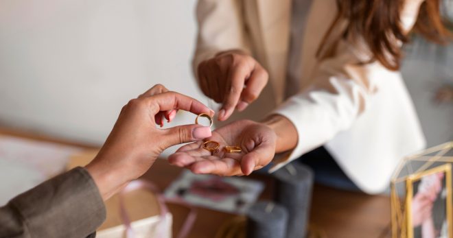 Meglio vendere oro usato da un compro oro o affidarlo al banco dei pegni?