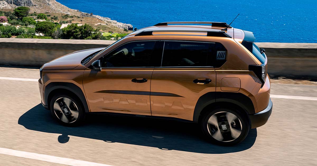 Fiat Grande Panda 2025 in versione elettrica, ibrida e benzina su strada panoramica