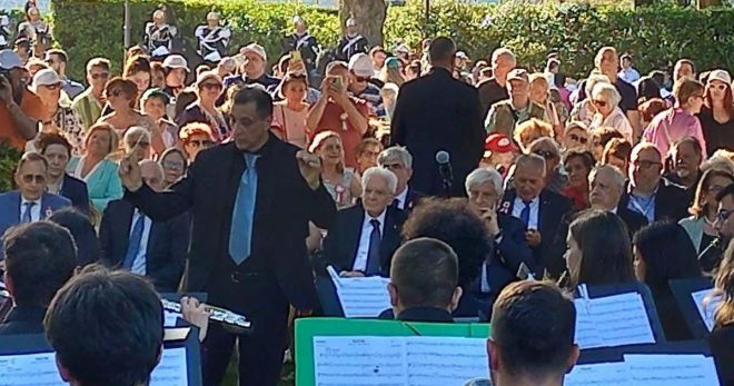 Il M° Sandro Taglione dirige nei Giardini del Quirinale alla presenza del Presidente della Repubblica, Sergio Mattarella
