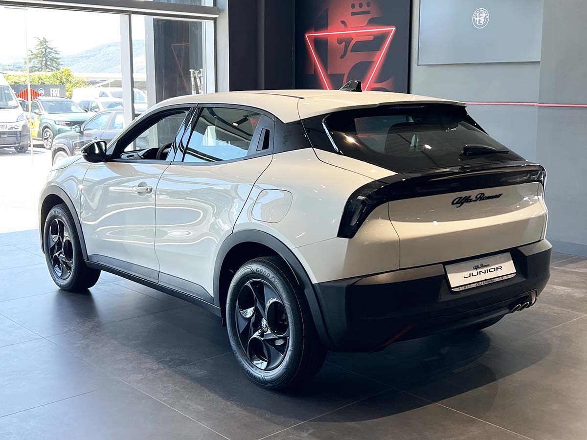 Alfa Romeo Junior ibrida da 299 euro al mese fino al 30 aprile 2026