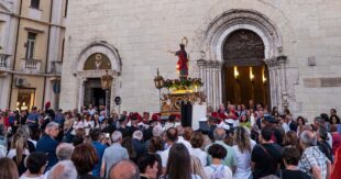 Sora, fedeli in processione per Santa Restituta