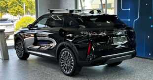 Omoda 9 SHS, 537 CV e oltre 1.100 km di autonomia: ad agosto tua da 337 euro al mese