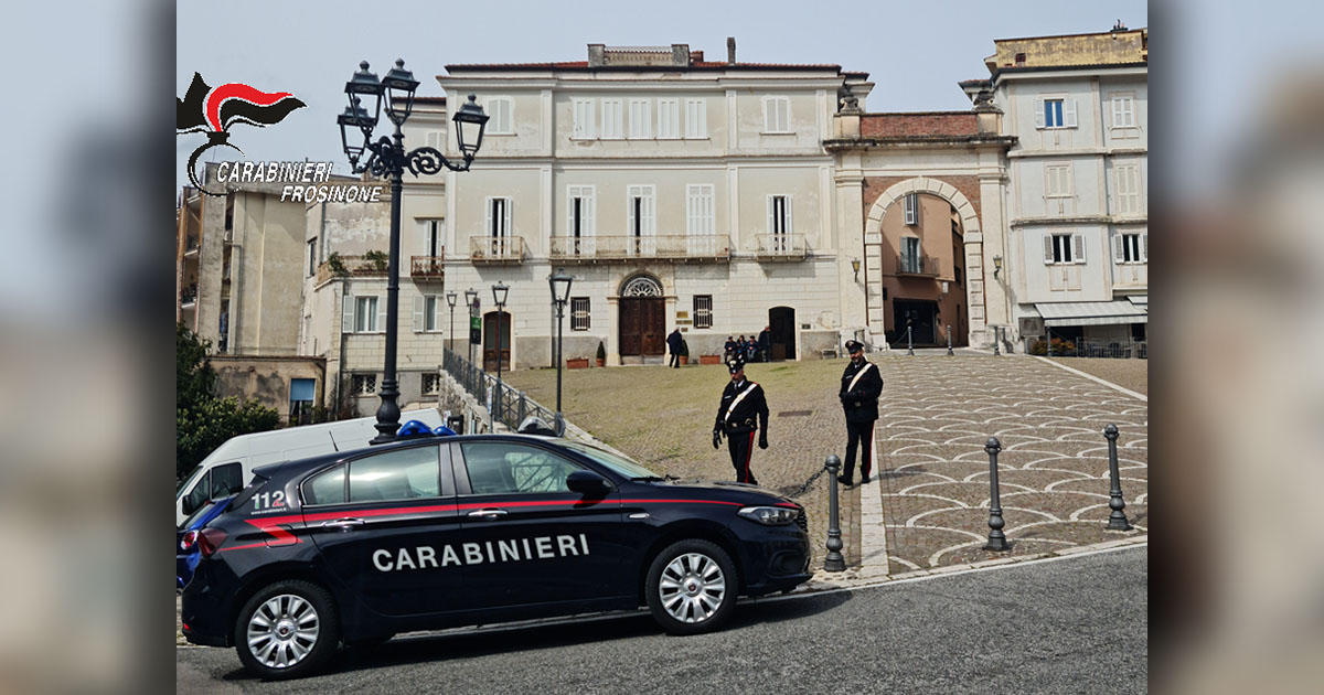 Atina, avrebbe manomesso il braccialetto elettronico: 29enne ai domiciliari per atti persecutori contro la madre
