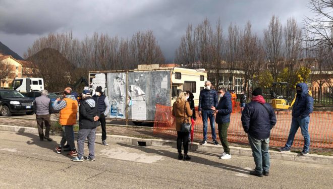 SORA – Sit-in di protesta per la mini-isola ecologica a S. Giuliano Sura. Sul posto De Donatis e Bruni