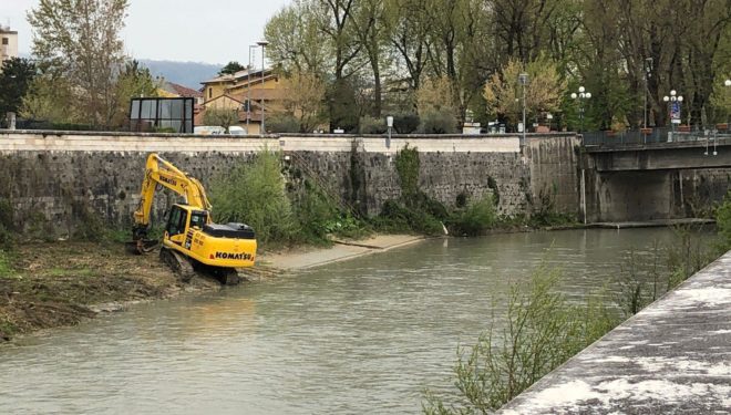 SORA – Iniziata la pulizia del tratto urbano del Liri