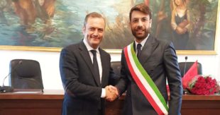 SORA – Il Sindaco Luca Di Stefano indossa la fascia tricolore, celebrato l’avvicendamento alla guida della Città