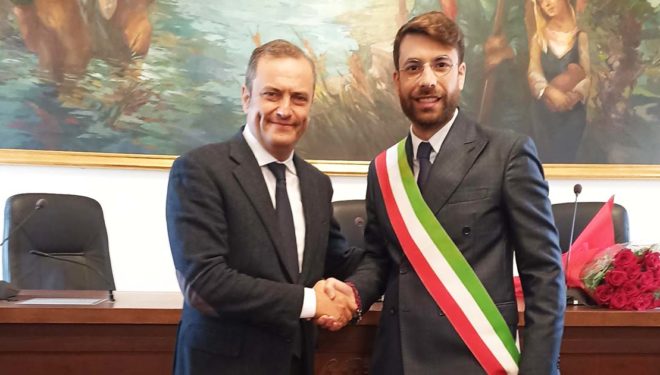 SORA – Il Sindaco Luca Di Stefano indossa la fascia tricolore, celebrato l’avvicendamento alla guida della Città