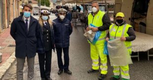 SORA – Consegnate buste differenziata agli ambulanti. Di Stefano: «Basta rifiuti per terra!»