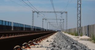 Sora, auto fuori strada vicino ai binari: sospesa all’alba la linea Roccasecca-Sora