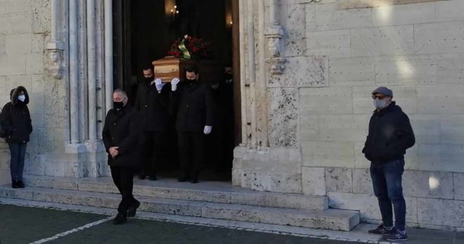 Sora saluta il “King”. I funerali di Umberto Geremia