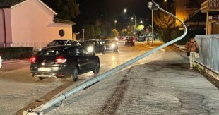 Sora: Tir abbatte palo della luce durante manovra