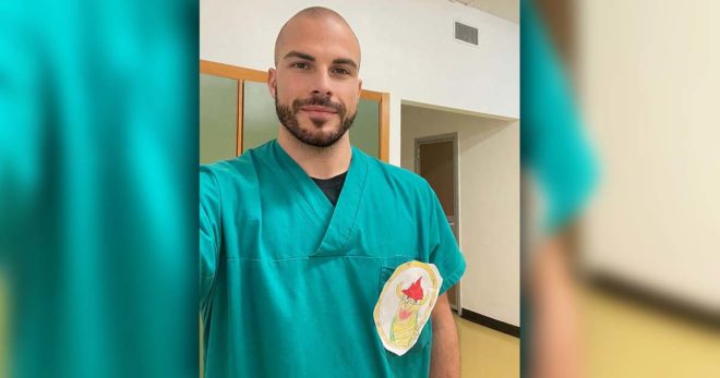 Il piccolo “Lorenzo” gli regala un disegno, Rocco lo attacca sul cuore