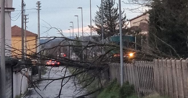 SORA – Il forte vento provoca danni