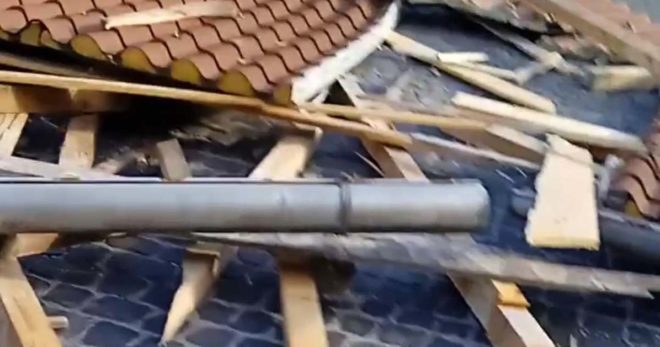 SORA – Raffiche di vento nella notte, danni e disagi. A San Rocco un tetto finisce in piazza