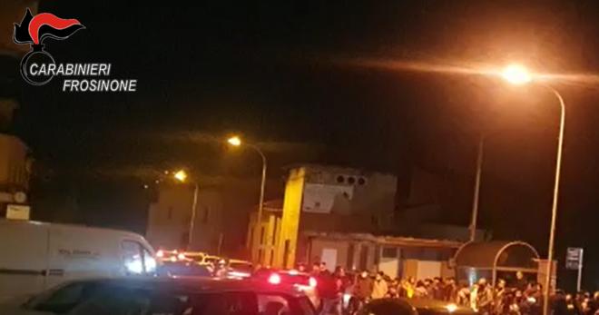 “Drive mob” in paese: i residenti segnalano “rumori molesti” e intervengono i Carabinieri