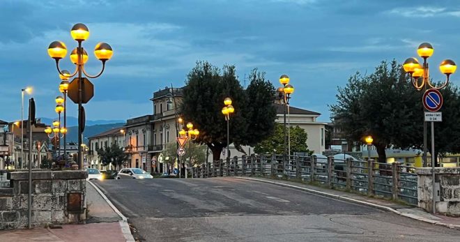 Sora: «È bello essere ascoltati». Ripristinata l’illuminazione sul “Ponte di Ferro” e sui lungoliri