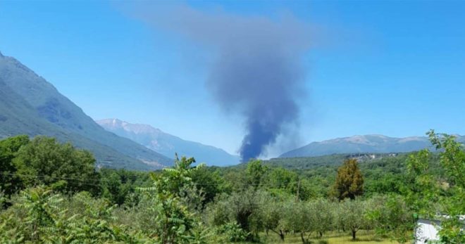 Sora: aria irrespirabile per tutta la notte dopo l’incendio di ieri in Valle Roveto