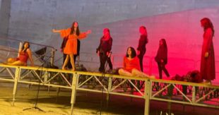 “Le Troiane”: successo per lo spettacolo teatrale in Piazza Mayer Ross