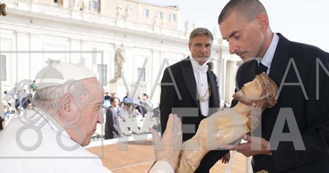 Papa Francesco benedice il Crocifisso della Val Gardena del CAI Sora