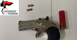 Pistola in auto: i Carabinieri arrestano due uomini