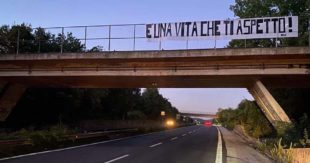 «È una vita che ti aspetto!». Striscione d’amore sulla Sora-Ferentino