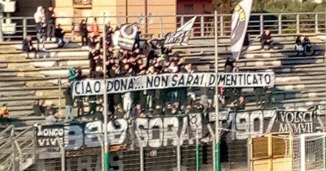 Sora-Formia 2-0: i tifosi ricordano Donato Rampano, squadra in campo con il lutto al braccio