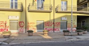 Sora – Completamente imbrattata la sede dell’Agenzia delle Entrate