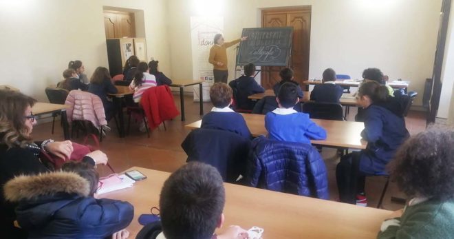 Sora: 100 giovani a lezione di scrittura a mano con il maestro calligrafo Franco Taglione