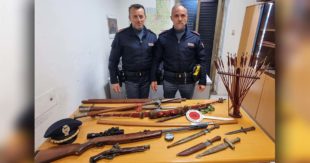 Carabina, arco, pugnali, baionette, spade e lance medioevali in casa: 58enne nei guai