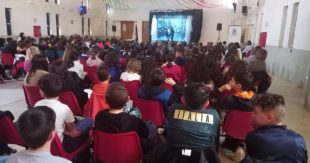 Sora: «Ragazze e ragazzi in cerca di spettacolo». Successo per i due eventi teatrali dedicati agli studenti