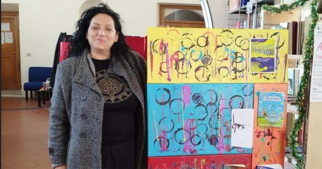 L’artista Paola Fontana dona una sua opera alla Biblioteca di Sora