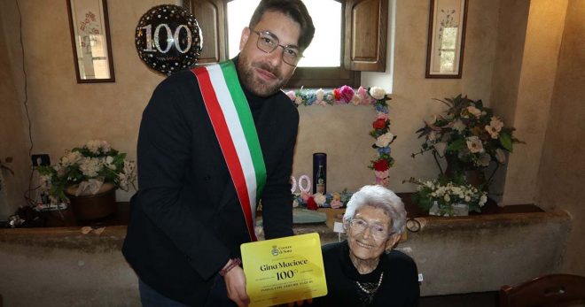 Nonna Gina compie 100 anni. Tanti auguri!