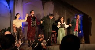Sora: “Storie in cammino. Anime senza confini”. La magia de “La serva padrona” incanta piazza San Silvestro