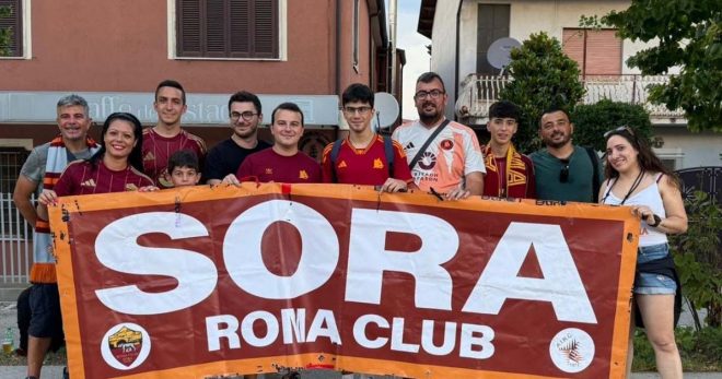 Amichevole Roma-Neom: la maglia di Mile Svilar a un membro del Club giallorosso di Sora