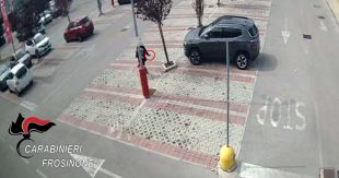 Sora, 37enne si aggirava con una mannaia nel parcheggio di un supermercato: arrestato dai Carabinieri