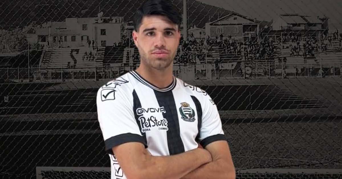 L’attaccante Francesco Di Piedi posa con la maglia del Sora Calcio 1907.