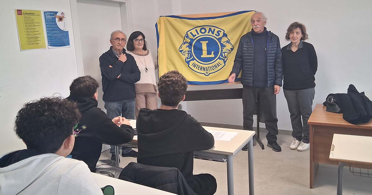 Incontro del Lions Club con gli studenti del Nicolucci Reggio durante la presentazione dei progetti di prevenzione e cani guida.