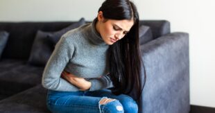 Cibi autunnali che possono peggiorare il reflusso: cosa evitare a tavola